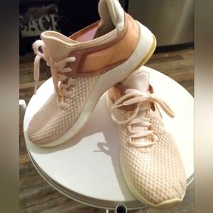 Nike Air Max Bella TR-2. Women's 9.5. Guava Ice.            FF258